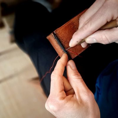 cousu main point sellier artisanat local Nay savoir-faire sellier-harnacheur